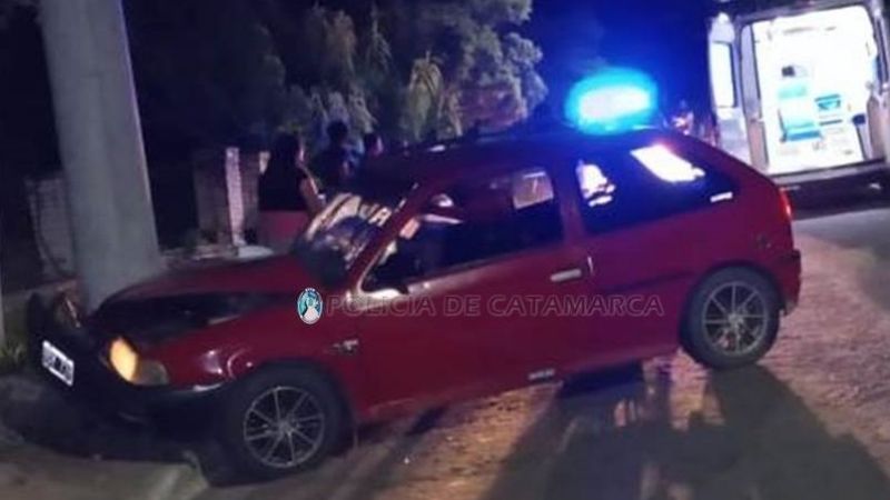 Auto chocó contra una columna de cemento