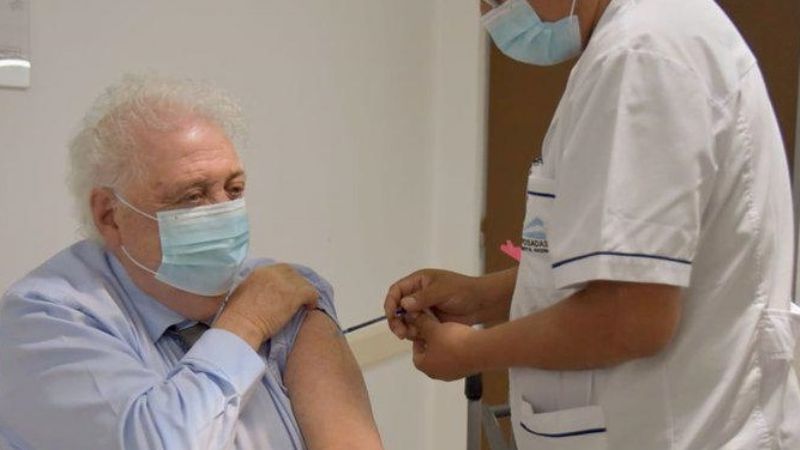 Ginés González García se aplicó la primera dosis de la vacuna