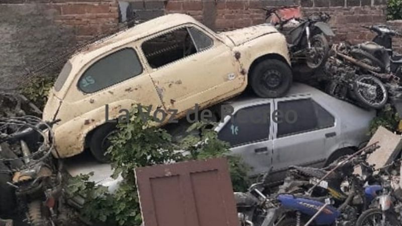 Chatarra y vehículos abandonados en pleno centro