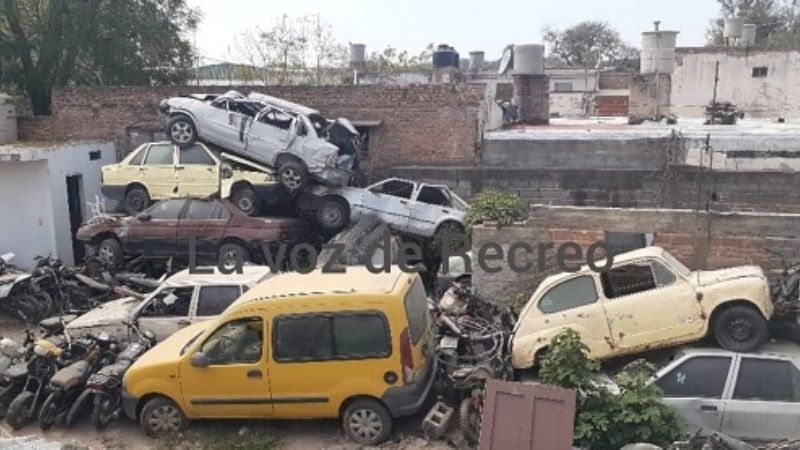 Chatarra y vehículos abandonados en pleno centro