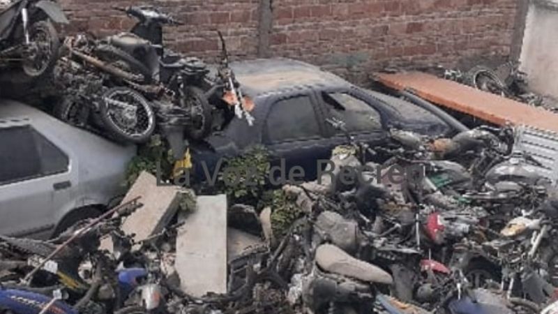 Chatarra y vehículos abandonados en pleno centro