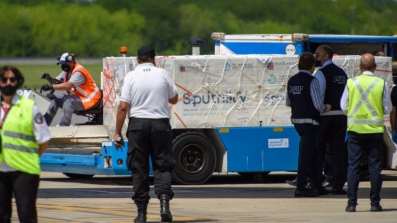 El Gobierno prepara otro vuelo a Rusia para este domingo: traerían 600 mil dosis