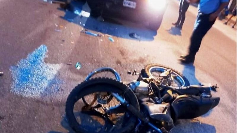 Accidente entre una moto y una camioneta