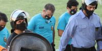 EL ÁRBITRO ORTIZ se retira custodiado, pese a que no había público en el estadio.