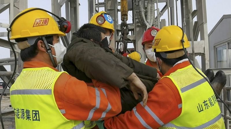 Rescatan a once mineros atrapados desde hace dos semanas