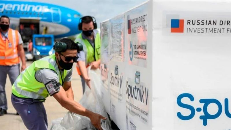 Hoy parte el tercer vuelo a Rusia en busca de vacunas Sputnik V