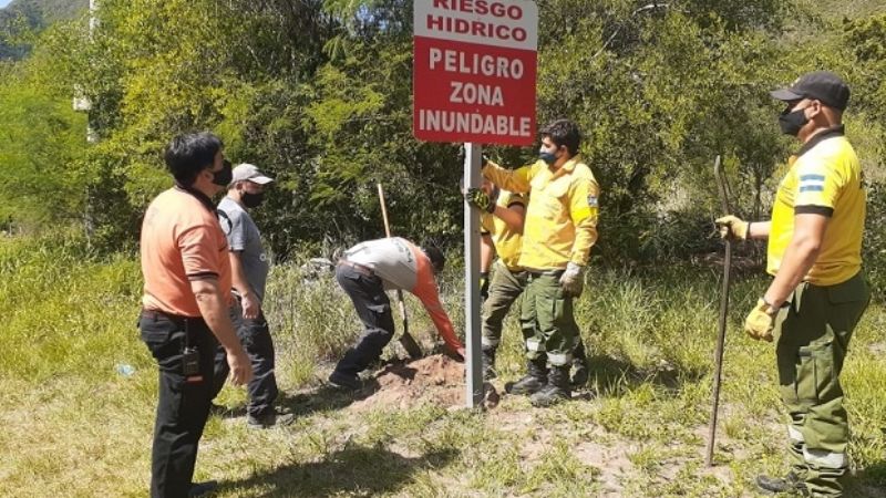 Colocan cartelería preventiva en zona de riesgo