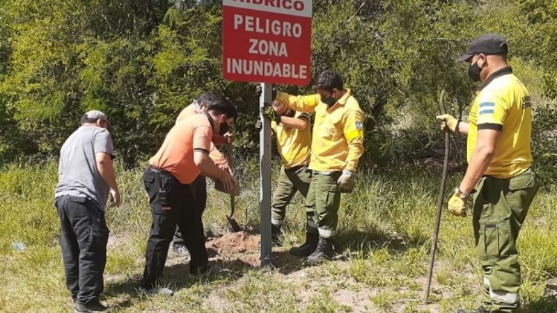 Colocan cartelería preventiva en zona de riesgo