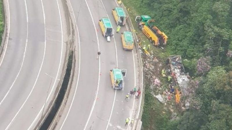 Al menos 21 muertos al desbarrancar un micro que iba a Camboriú