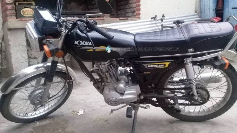 Trasladaban en moto una puerta de madera robada de una obra