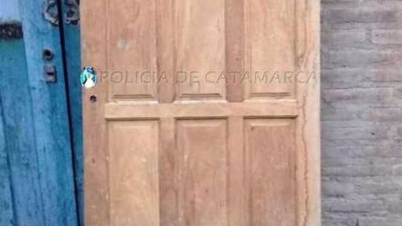 Trasladaban en moto una puerta de madera robada de una obra