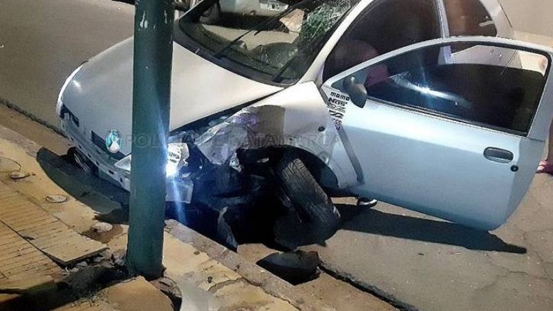 Conductor perdió el control y estrelló el auto contra un poste