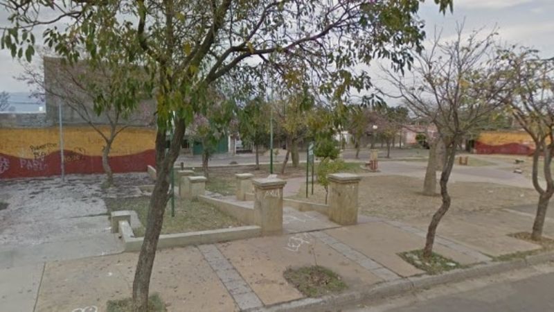 Agredió a una mujer en una plaza y la intimidó con disparos