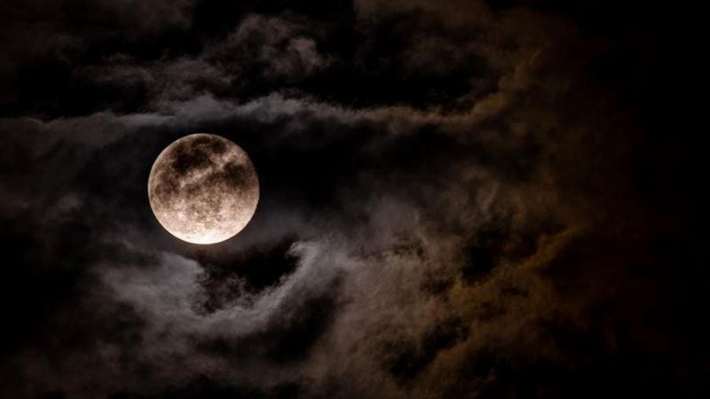 ¿Estás durmiendo menos?: se debe a la luna llena