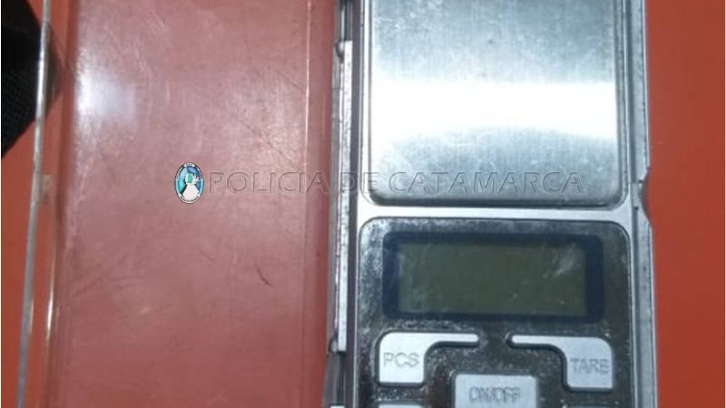 Arrestan a un hombre con una balanza digital