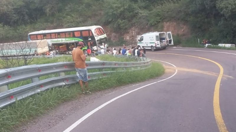 Micro que trasladaba a trabajadores golondrinas protagonizó un choque