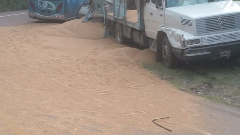 Micro que trasladaba a trabajadores golondrinas protagonizó un choque