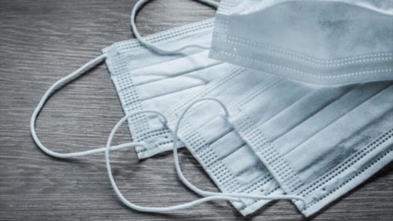 Prohíben la venta de un barbijo, un camisolín y otros productos médicos