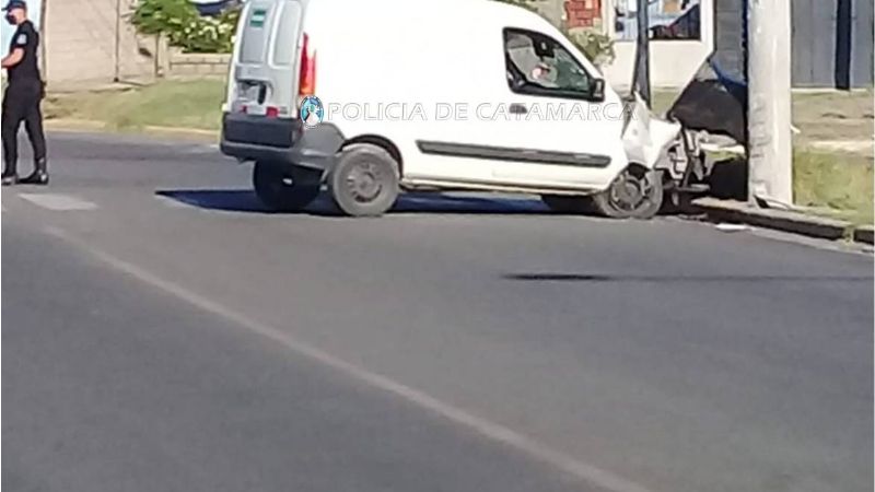Joven al volante perdió el control y chocó contra un poste