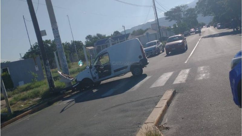 Joven al volante perdió el control y chocó contra un poste