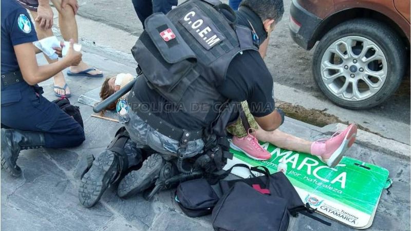 Asisten a una mujer que se cayó en plena calle