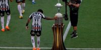 MARINHO desafíó la leyenda, tocó al Copa Libertadores al ingresar a la cancha; y al trofeo se lo llevó Palmeiras.