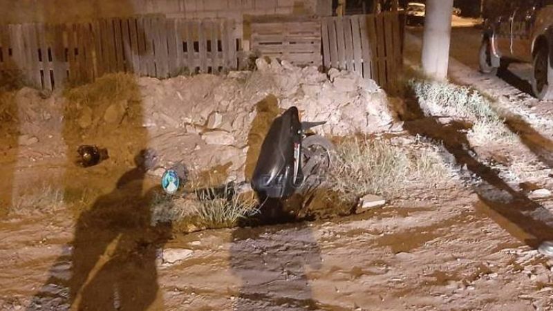 Motociclista perdió el control y cayó a un pozo