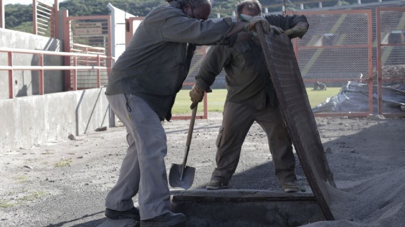 Trabajan para recuperar las torres de iluminación del Estadio Bicentenario