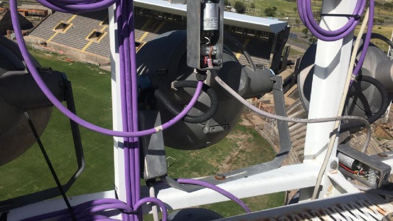 Trabajan para recuperar las torres de iluminación del Estadio Bicentenario