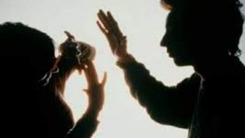 Jóvenes desbordan de furia y golpean a sus madres