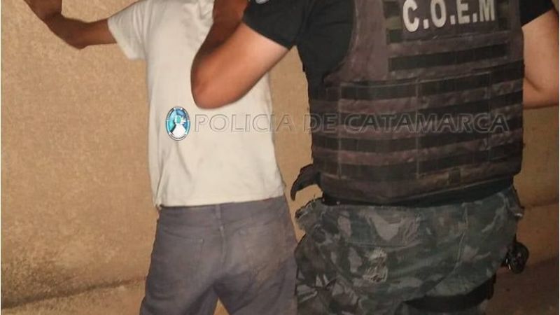 Escapaba de los policías, se metió a una casa y lo detuvieron