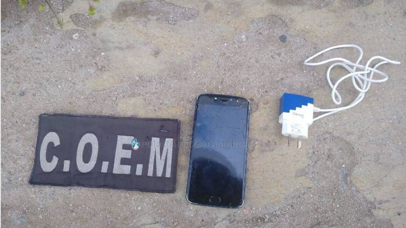 Atrapan a dos jóvenes cuando vendían un celular en la calle