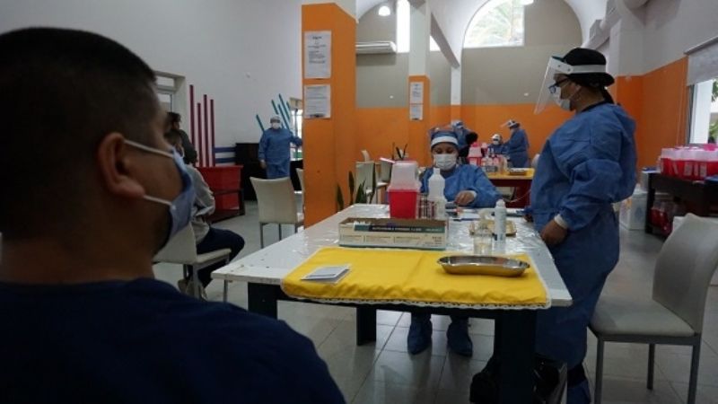 Comenzó la vacunación a personal de Salud de la Capital