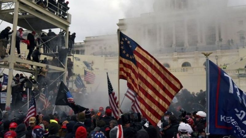 Cuatro muertos y 14 policías heridos durante el asalto al Capitolio de EEUU