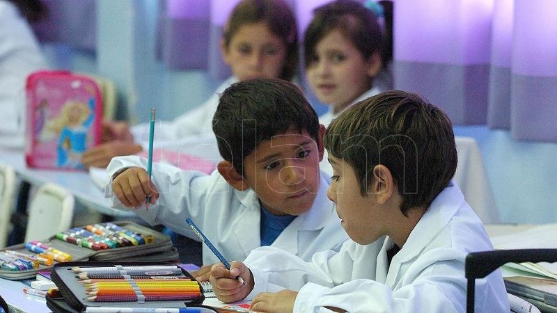 Vacunarán a docentes en febrero