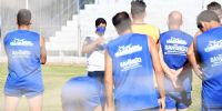 EL DT JORGE LLAPUR, en una de sus últimas charlas con el plantel velezano, antes de debut frente a San Martín del Bañado.