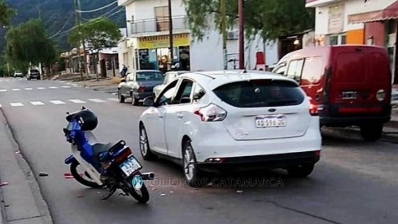 Choque entre una moto y un auto