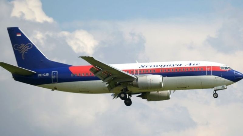 Desapareció un Boeing 737 con más de 50 pasajeros tras despegar de Yakarta