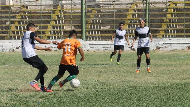 Defensores y Tesorieri conservan la cima en Capital