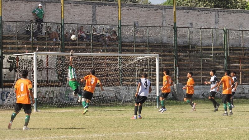 Defensores y Tesorieri conservan la cima en Capital