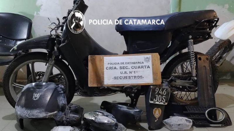 Robó una moto y la llevaba empujando