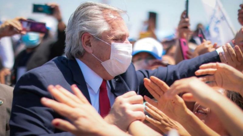 El Presidente firmó el decreto para convertir los planes sociales en empleo genuino