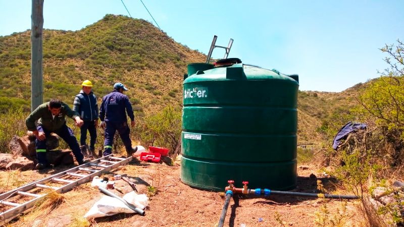 Trabajan en la provisión de agua para El Chorro