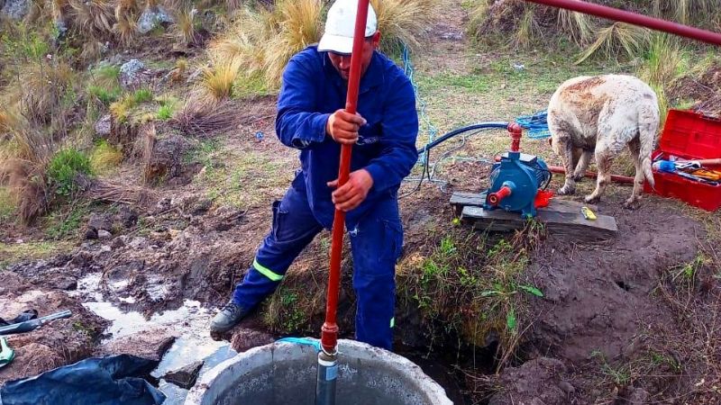 Trabajan en la provisión de agua para El Chorro