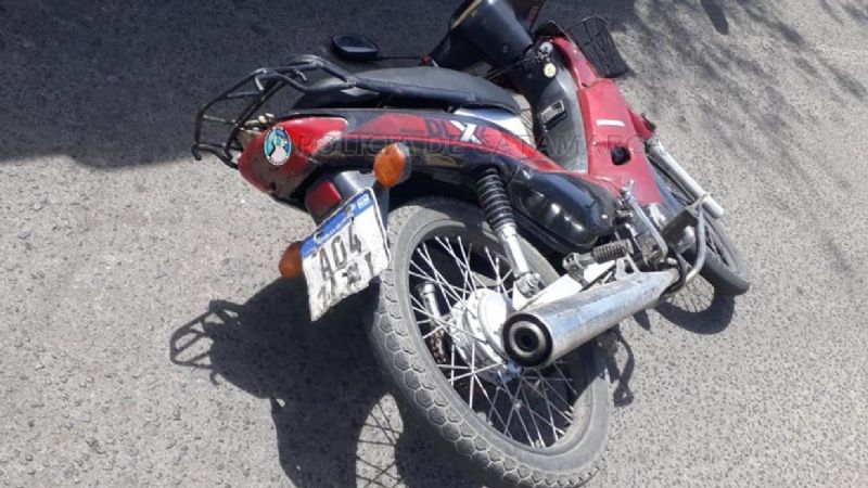 Joven se cayó de la moto en el centro