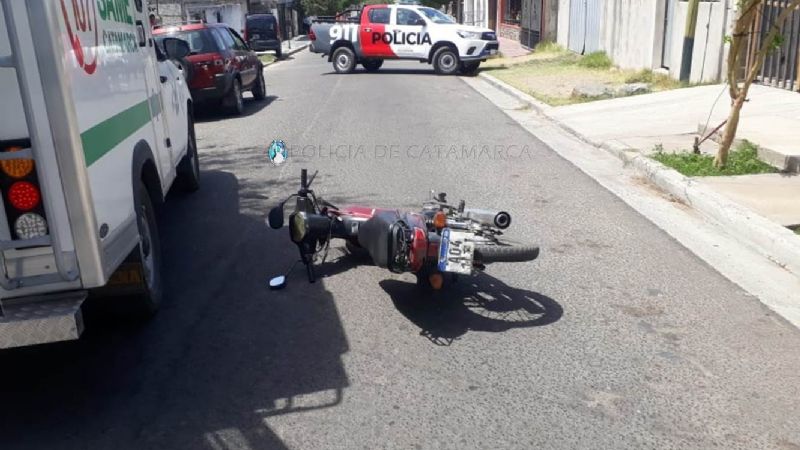 Joven se cayó de la moto en el centro