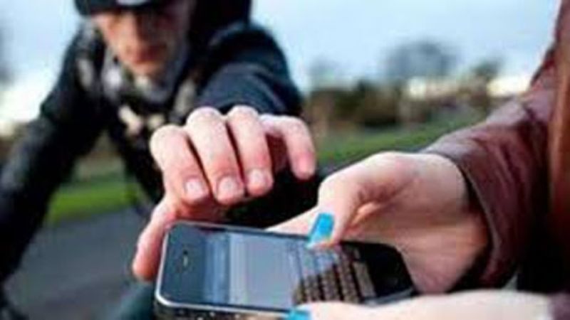 Arrebató un celular pero terminó tras las rejas