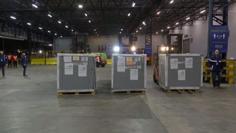 Llegaron casi un millón de dosis de la vacuna AstraZeneca