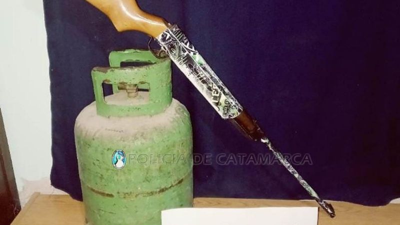 Detienen a un joven por el robo de una garrafa y un rifle