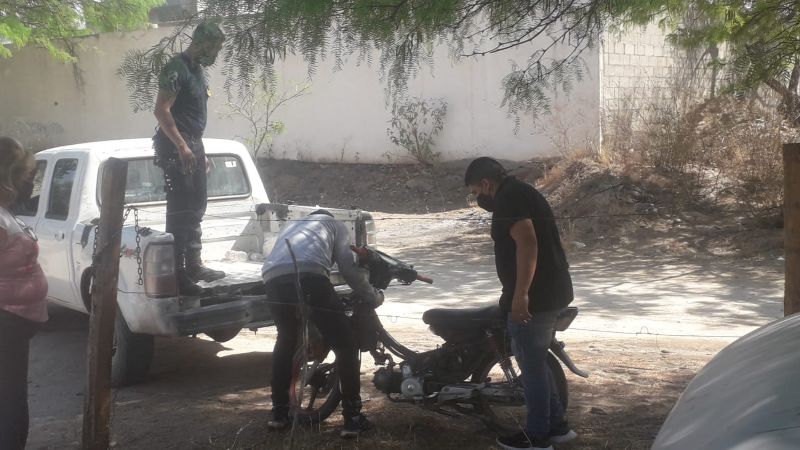 Encuentran una moto abandonada en una calle de tierra